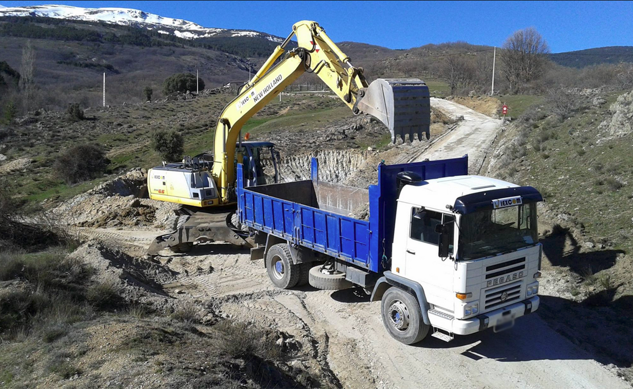 Trabajos de excavación y relleno de tierras en la Sierra Norte de Madrid